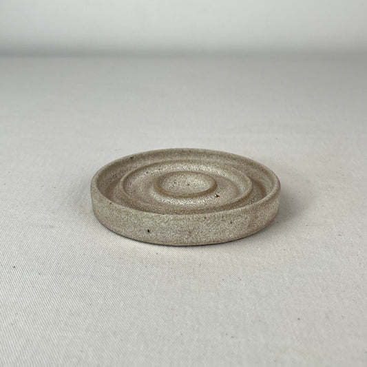 Jabonera Redonda Onda - Crema con Pintas