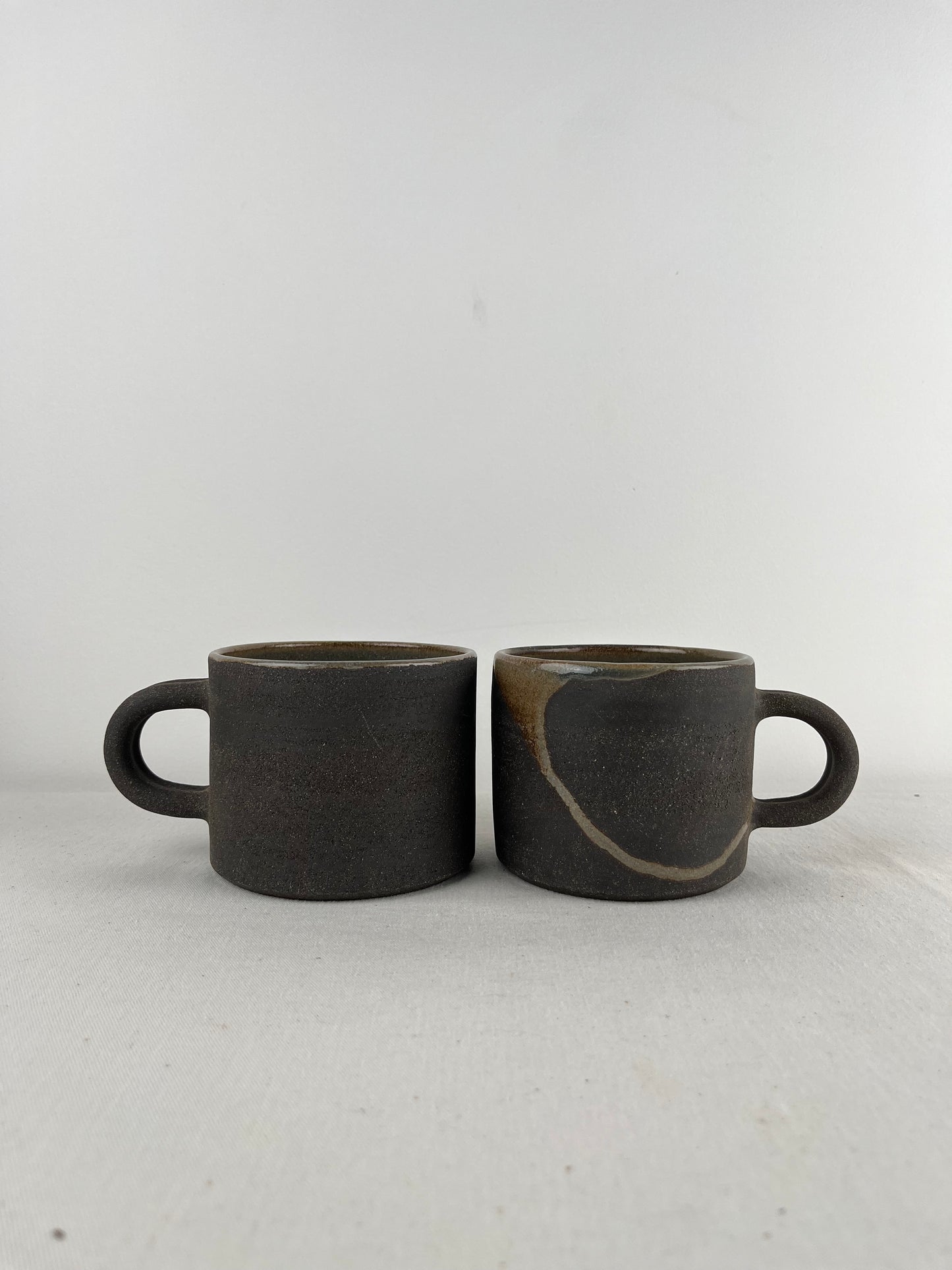 Taza Mediana - Barro Negro Mixto + Esmalte Lago Arenal