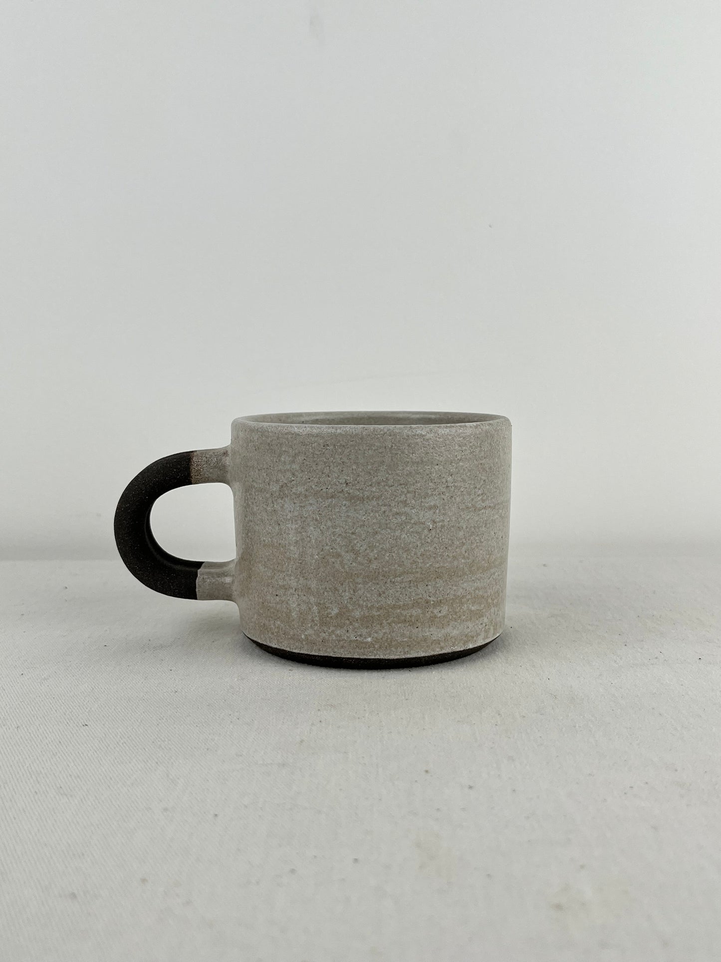 Taza Pequeña - Barro Negro Mixto + Esmalte Blanco Satinado