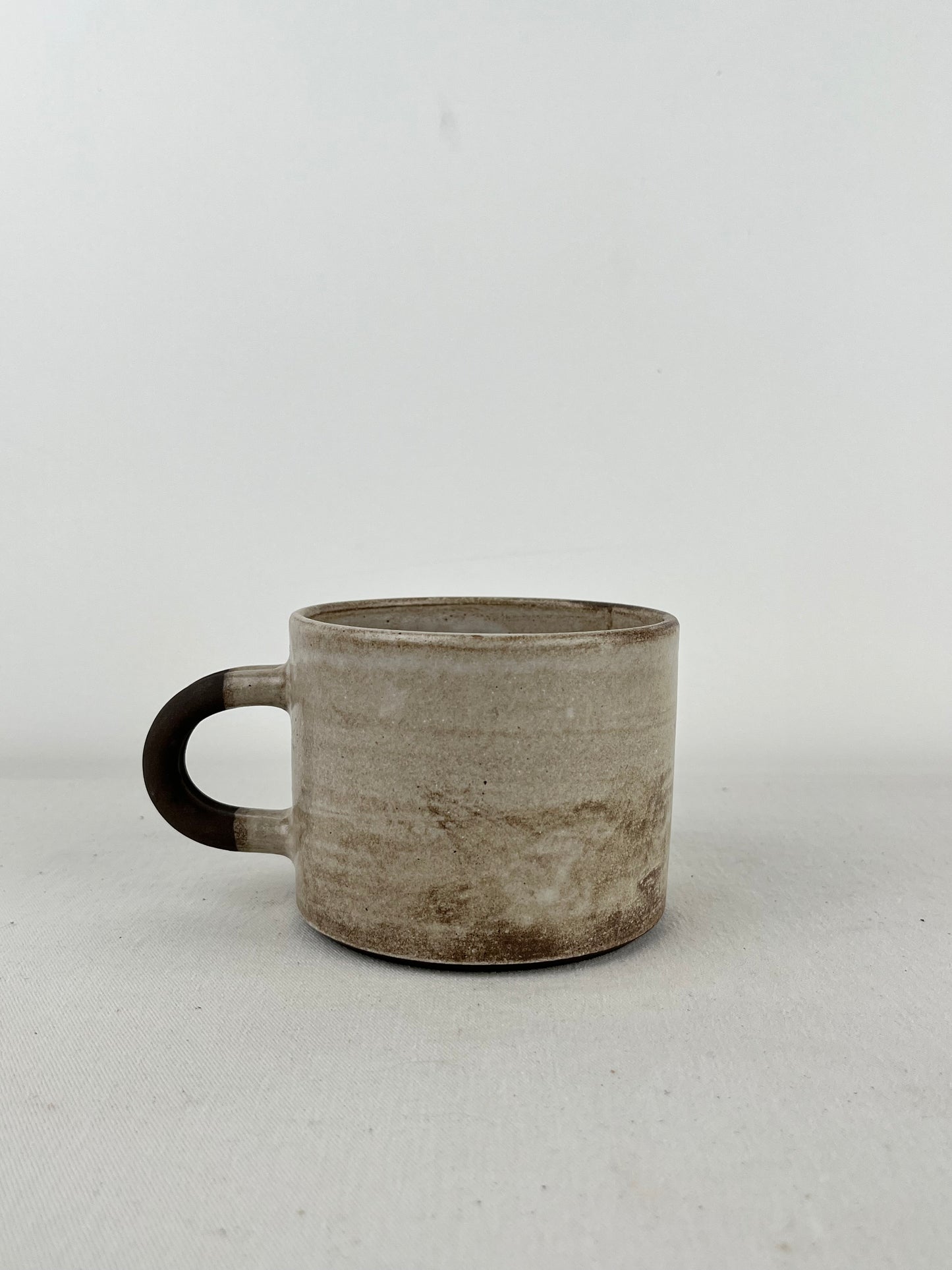 Taza Mediana - Barro Negro Fino + Blanco Satinado
